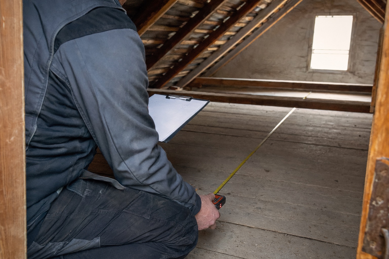 Technik při zaměřování půdy rodinného domu